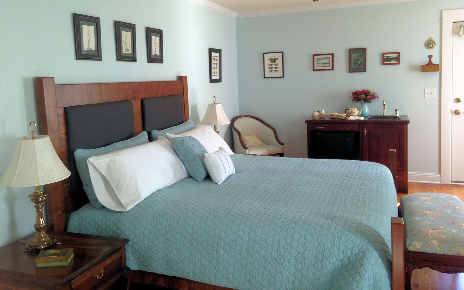 Suite bedroom with cherry bed and artwork