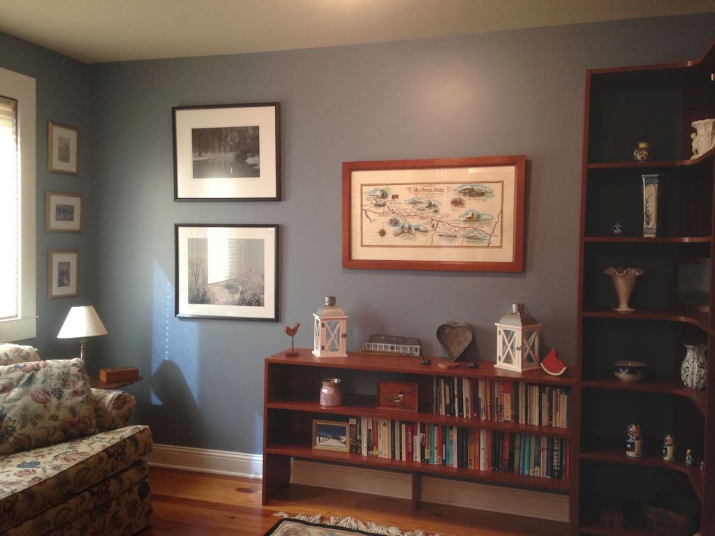 Sitting room and library corner in the suite